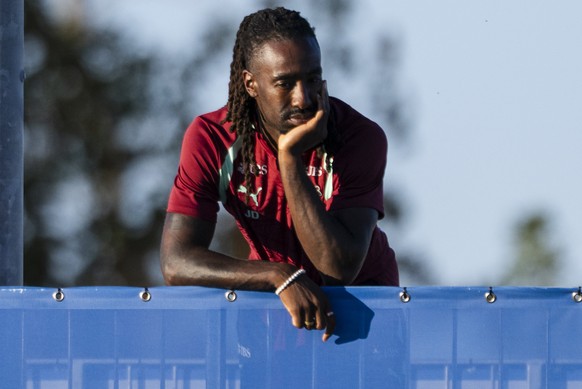Johan Djourou schaut von oben dem Training der Schweizer Frauen Fussball Nationalmannschaft zu, auf dem GC Campus in Niederhasli, am Montag, 5. Oktober 2026. (KEYSTONE/Michael Schmid)
