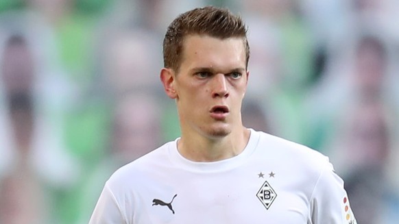 epa08489013 Matthias Ginter of Borussia Moenchengladbach runs with the ball during Bundesliga match between the Borussia Moenchengladbach and VfL Wolfsburg at Borussia-Park in Moenchengladbach, German ...