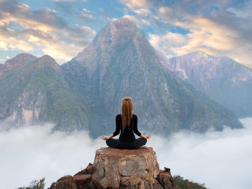 meditation yoga mindfulness frau natur guru yogi esoterik berge