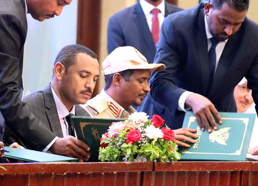 epa07778001 Sudan&#039;s Forces of Freedom and Change coalition leader Ahmad al-Rabiah (C-L) and Sudan&#039;s General and Vice President of Sudanese Transitional Military Council, Mohamed Hamdan Dagal ...