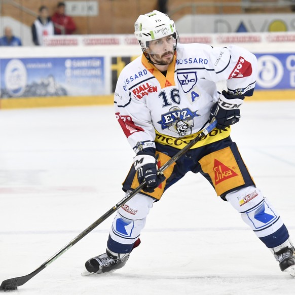 Raphael Diaz von Zug, beim vierten Playoff-Halbfinalspiel der National League A zwischen dem HC Davos und EV Zug, am Dienstag, 28. Maerz 2017, in der Vaillant Arena in Davos. (KEYSTONE/Gian Ehrenzelle ...