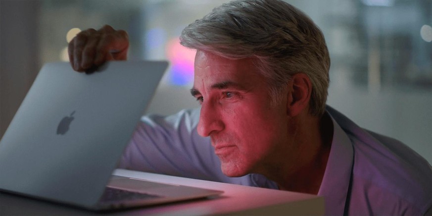 Craig Federighi, Software-Chef von Apple, mit einem M1-Macbook.