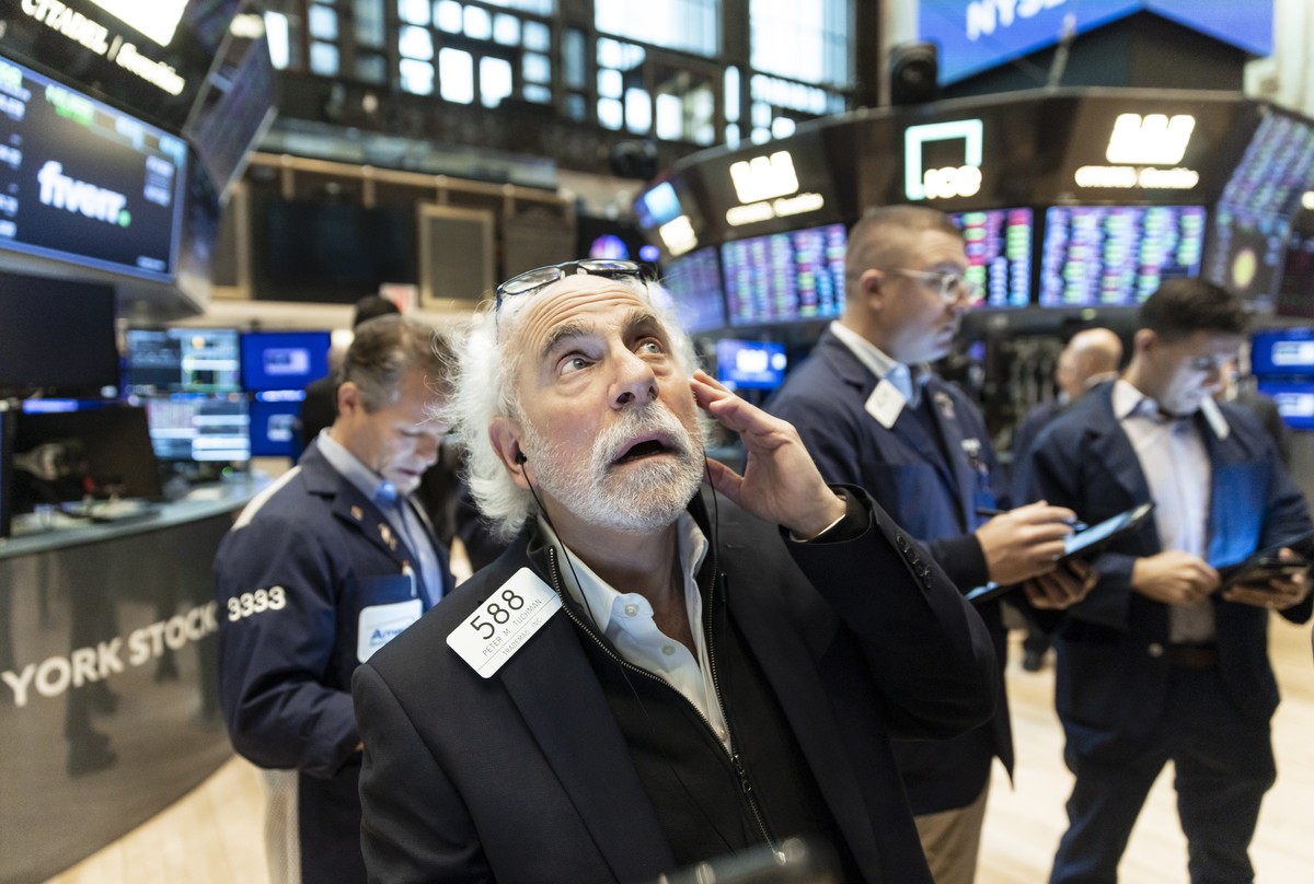 epaselect epa09781129 Traders work on the floor of the New York Stock Exchange as markets react to Russia's invasion of Ukraine overnight in New York, New York, USA, on 24 February 2022. EPA/JUST ...