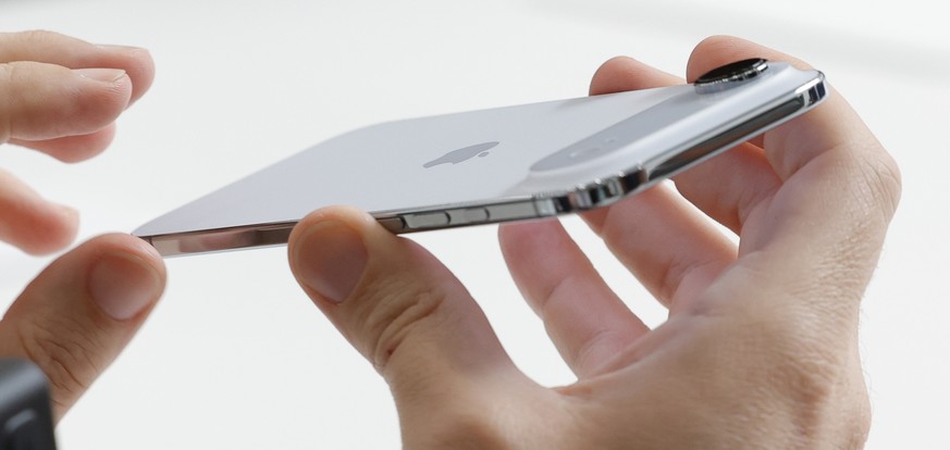 epa12365915 People interact with the new Apple iPhone Air at an Apple product launch event on the campus of Apple Park in Cupertino, California, USA, 09 September 2025. EPA/JOHN G. MABANGLO