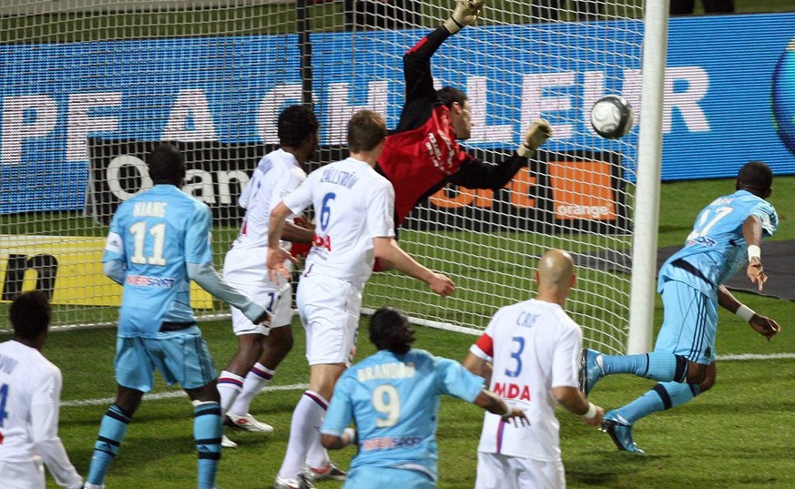 epa01926336 Souleymane Diawara (R) scores against Lyon&#039;s goalkeeper Hugo Lloris (2ndR) during their league one soccer match between Olympique Lyon and Olympique Marseille in Lyon, France, 08 Nove ...