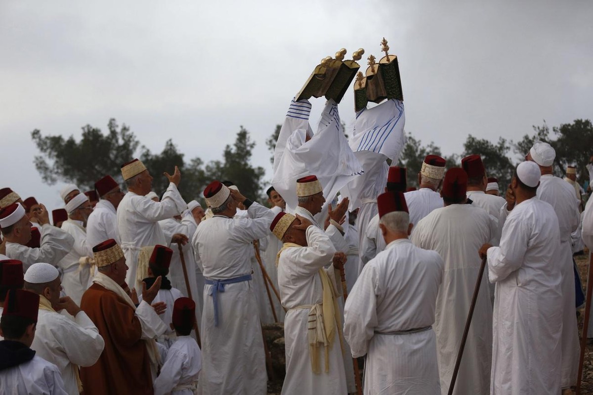 Des Palestiniens prient lors d'un service religieux marquant la fin de leur fête de la Pâque au sommet du mont Gerizim, en Cisjordanie, le 27 avril 2016.