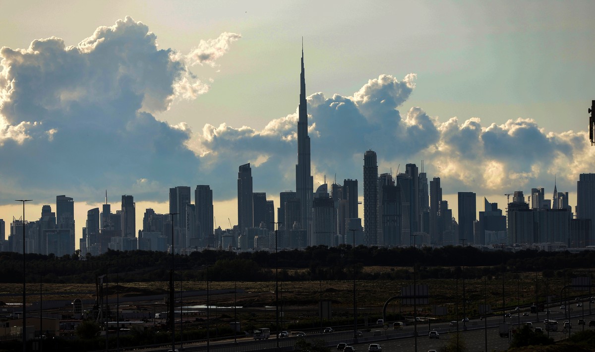 epa11314546 Heavy clouds pass behind the world's tallest building, the Burj Khalifa (C), in Dubai, United Arab Emirates, 02 May 2024. A severe wave of thunderstorms with rainfall has hit most UAE ...