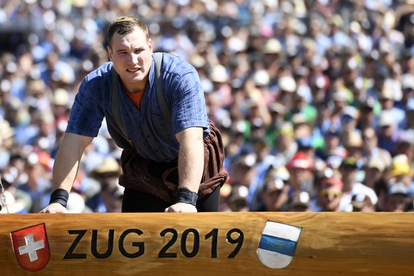 Joel Wicki beobachtet den 7. Gang am Eidgenoessischen Schwing- und Aelplerfest (ESAF) in Zug, am Sonntag, 25. August 2019. (KEYSTONE/Urs Flueeler)