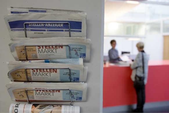 ZU DEN AKTUELLEN ARBEITSLOSENZAHLEN, AM DIENSTAG, 08. AUGUST 2017, ERHALTEN SIE FOLGENDE THEMENBILDER --- [Staged photograph] A newspaper rack with vacancies, in the foreground left, is seen in focus  ...