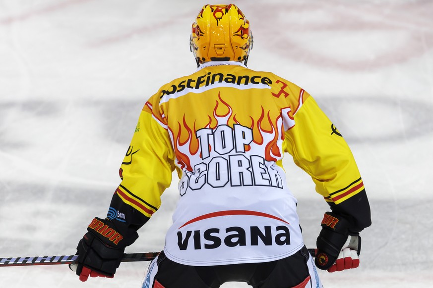 PostFinance Top Scorer Bern&#039;s forward Dominik Kahun looks his teammates, during a National League regular season game of the Swiss Championship between Geneve-Servette HC and SC Bern, at the ice  ...