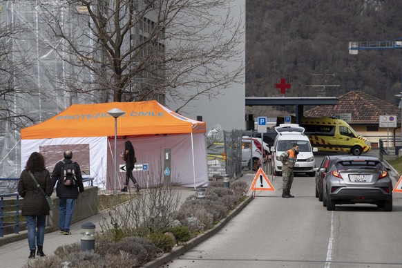 Ein Zelt des Zivilschutzes zur Vorueberpruefung und Einteilung von Patienten betreffend dem Coronavirus COVID-19 beim Eingang des Regionalspitals Mendrisio Beata Vergine, am Donnerstag, 27. Februar 20 ...