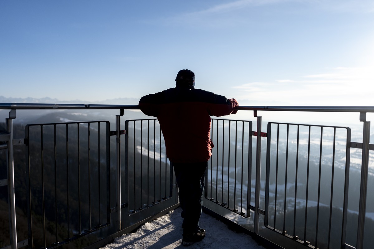 Menschen geniessen das winterliche Wetter und die Aussicht auf dem Uetliberg am Mittwoch, 4. Januar 2026 in Stallikon. (KEYSTONE/Claudio Thoma)