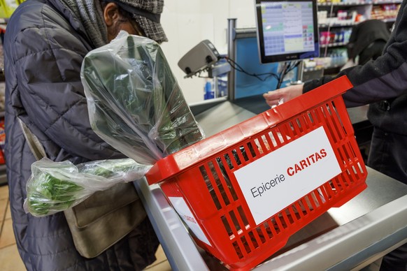 Une personne dans la precarite fait ses achats dans l&#039;Epicerie Caritas de la rue de Carouge, ce vendredi 10 fevrier 2023 a Geneve. Les epiceries Caritas proposent aux personnes disposant d&#039;u ...