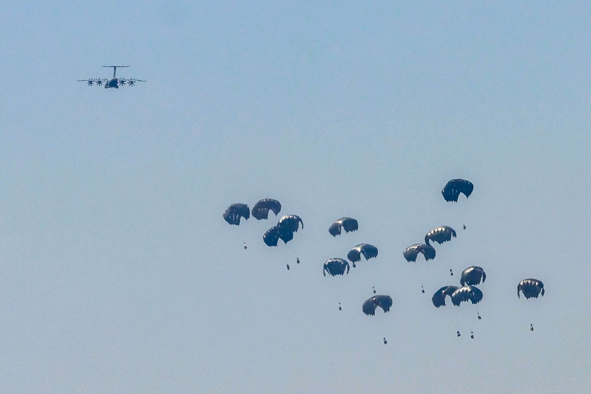 Un avion de transport militaire de l'armée de l'air allemande largue des palettes d'aide humanitaire au-dessus de Nuseirat, dans le centre de la bande de Gaza, le 4 août.