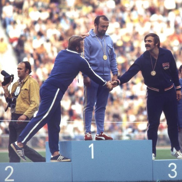 Archivbilder der Woche KW12 Olympische Spiele 1972 in München: Siegerehrung Speerwurf. Klaus Wolfermann (BRD/Gold) auf dem Siegerpodest mit Jänis Lusis (UdSSR/Silber) und Bill Schmidt (USA/Bronze), di ...