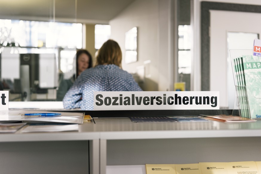 ARCHIV  ZUR UEBERDURCHSCHNITTLICHEN ZUNAHME DER SOZIALFAELLE IN DER SCHWEIZ STELLEN WIR IHNEN FOLGENDES BILDMATERIAL ZUR VERFUEGUNG - A sign which reads &#039;Sozialversicherung&#039; (English: socia ...