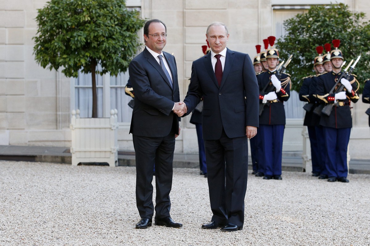 Hollande und Putin begrüssen sich in Paris
