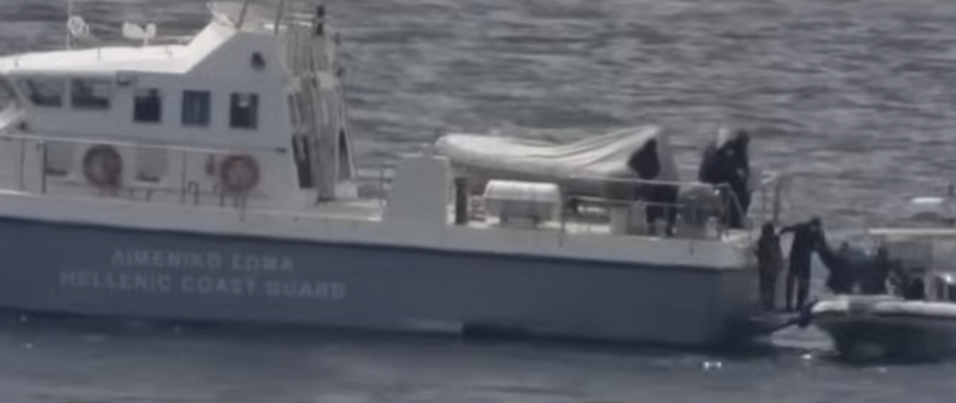 BBC-Aufnahmen zeigen, wie ein Boot im Mittelmeer mit Geflüchteten von Maskierten aufgefangen wird.