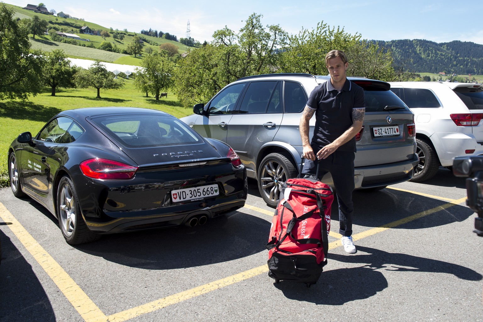 Reto Ziegler vor seinem schnellen Flitzer.