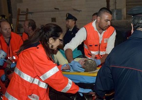 Rettungskräfte bergen einen Vierjährigen aus den Trümmern.