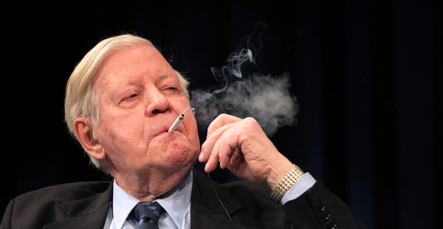 Helmut Schmidt mit Zigarette: