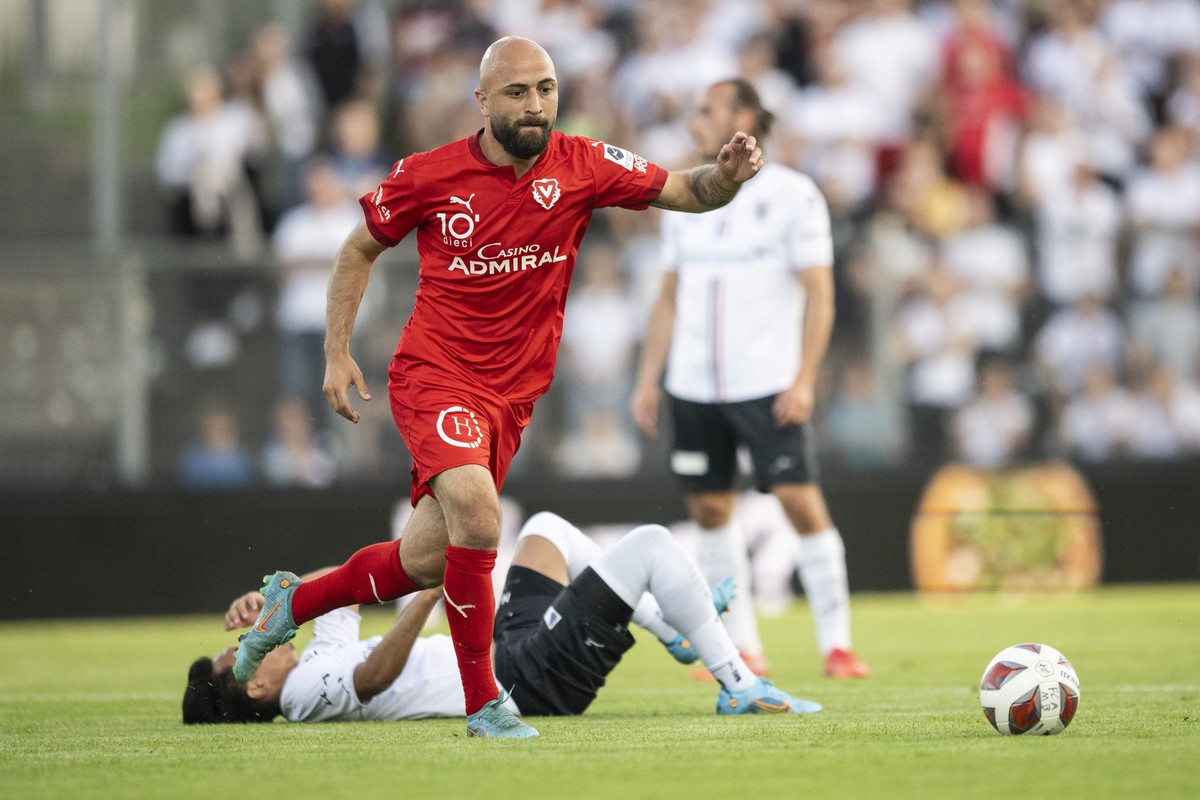 Vaduz' Tunahan Cicek spielt den Ball in der Fussball Challenge League zwischen dem FC Aarau und dem FC Vaduz im Stadion Bruegglifeld in Aarau, am Samstag, 21. Mai 2022. (KEYSTONE/Ennio Leanza)