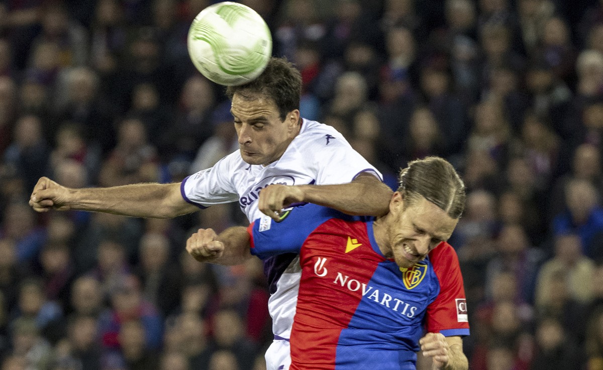 Fiorentina's Giacomo Bonaventura, left, against Basel's Michael Lang, right, during the UEFA Conference League semifinal second leg match between Switzerland's FC Basel 1893 and Italy&# ...