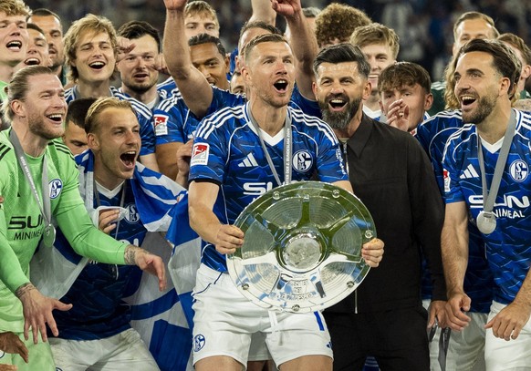 �bergabe der Meisterschale f�r den Meister der 2. Bundesliga. FC Schalke 04 ist Meister der zweiten Liga. Edin Dzeko FC Schalke 04, 10 mit der Meisterschale FC Schalke 04 - Eintracht Braunschweig, 2.  ...