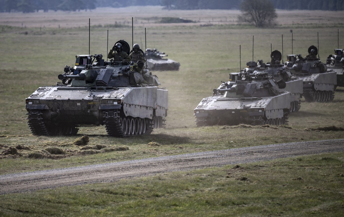 Des blindés suédois CV90.