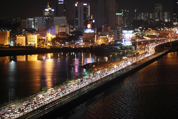 epaselect epa08302572 Traffic jam on the Causeway from Malaysia towards Woodlands Checkpoint in Singapore as seen from Singapore, 17 March 2020 (issued 18 March 2020). Thousands of Malaysian endured h ...