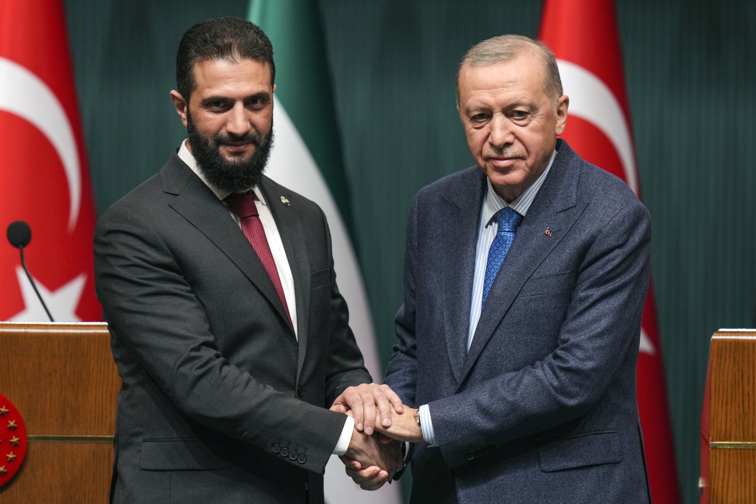 FILE - Turkish President Recep Tayyip Erdogan, right, shakes hands with Syria&#039;s interim President Ahmad al-Sharaa during a joint press conference following their meeting at the presidential palac ...