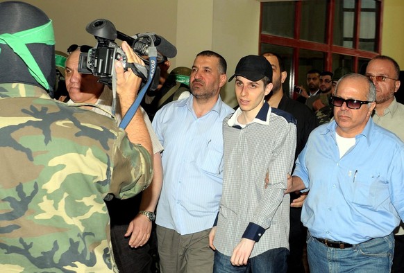 Der israelische Soldat Gilad Shalit (Mitte) bei der Freilassung am Grenzübergang Rafah. Links von ihm steht Ahmed Jabari, Chef des bewaffneten Arms der Hamas (siehe unten).&nbsp;(18.10.2011).