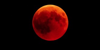 Am Montag gibt es wieder einen Super-Blutmond – was du dazu wissen solltest