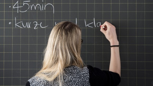 ZUM BUNESGERICHTSENTSCHEID, DASS DER PRIMARLEHRERBERUF EIN FRAUENBERUF SEI, STELLEN WIR IHNEN AM DIENSTAG, 1. DEZEMBER 2015, FOLGENDES ARCHIVBILD ZUR VERFUEGUNG - Svenja Schneider, a trainee teacher,  ...