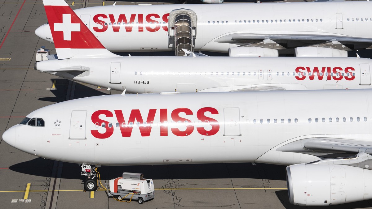 ARCHIV - ZUM ERGEBNIS 2020 DER SWISS STELLEN WIR IHNEN FOLGENDES BILDMATERIAL ZUR VERFUEGUNG - Parked planes of the airline Swiss at the airport in Zurich, Switzerland on Monday, 23 March 2020. The bi ...