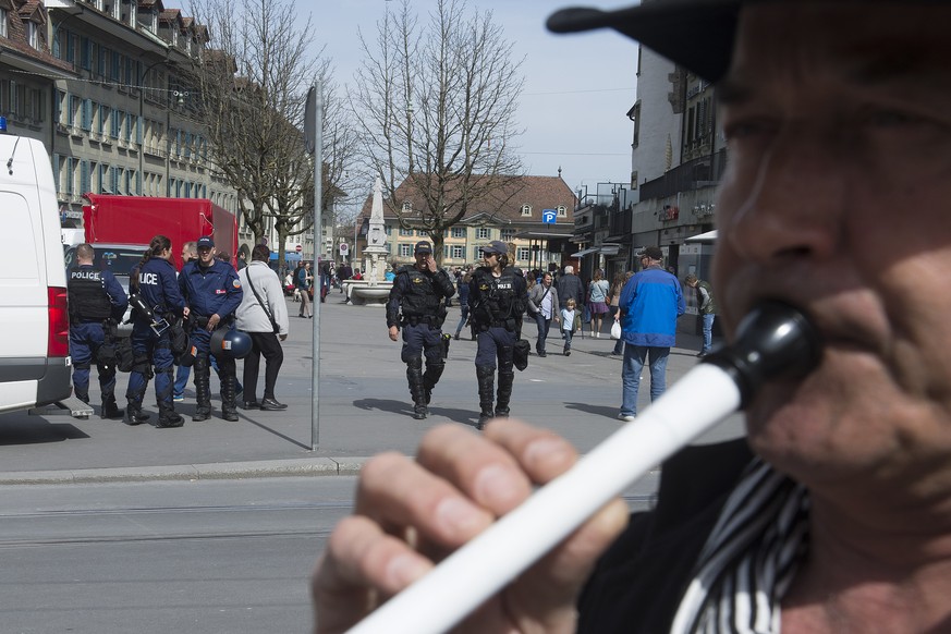 Polizisten patrouillieren im Zentrum von Bern.