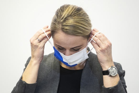 Regierungsraetin Natalie Rickli, Gesundheitsdirektorin, zieht eine Atemschutzmaske an, waehrend der Medienkonferenz ueber die Impfstrategie COVID-19 Impfung im Kanton Zuerich am Montag, 21. Dezember 2 ...