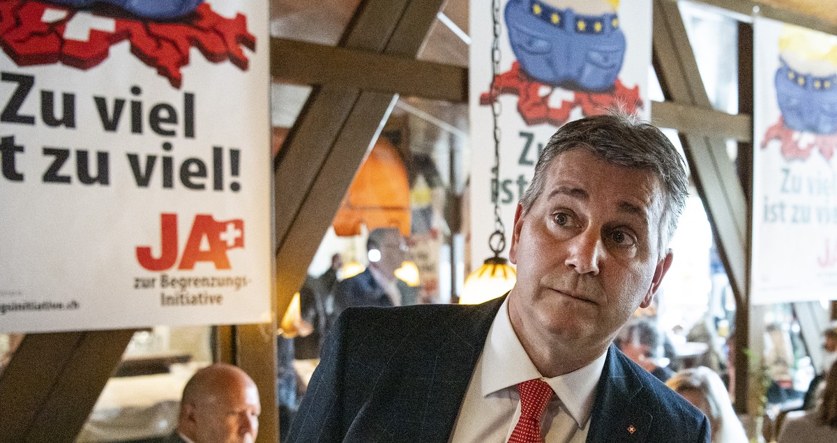 SVP-Praesident und Staenderat Marco Chiesa, TI, informiert sich ueber die Resultate zur Begrenzungsinitiative, am Sonntag, 27. September 2020, in Rothrist. Die Schweizer Stimmbevoelkerung hat ueber fu ...