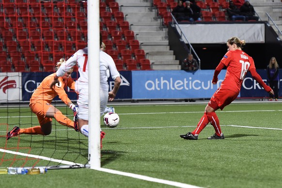 Der erste Streich: Vanessa Bürki trifft zum 1:0 gegen Tschechien.