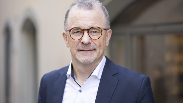 Stadtrat Raphael Golta posiert fuer ein Portrait, anlaesslich einer Medienkonferenz zu den naechsten Wahlen der Stadt Zuerich, am Montag, 3. Maerz 2025 im Cabaret Voltaire in Zuerich. Die Zuercher Sta ...