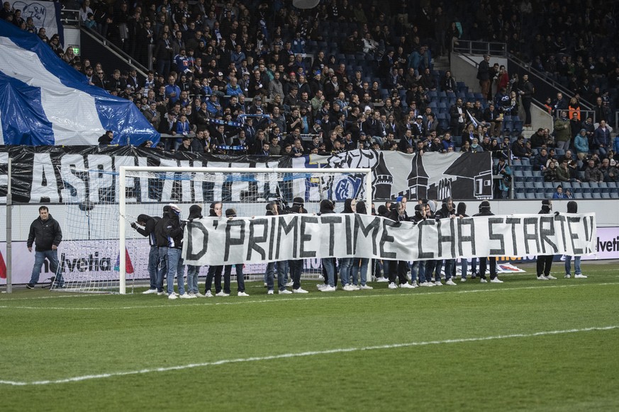 FC Luzern Fans verketten das Tor beim Schweizer Cup 1/4 Final Spiel zwischen dem FC Luzern und dem BSC Young Boys vom Mittwoch, 6. Maerz 2019 in Luzern. (KEYSTONE/Urs Flueeler)