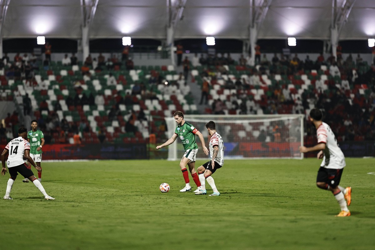 AD DAMMAM, SAUDI ARABIA - NOVEMBER 4: Jordan Henderson of Al-Ettifaq in possession during the Saudi Pro League match between Al-Ettifaq and Al-Raed at Prince Mohamed bin Fahd Stadium on November 4, 20 ...