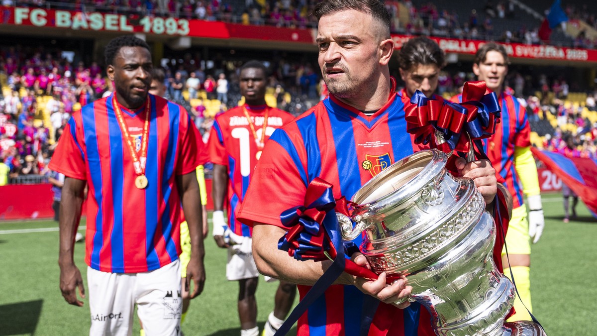 Mit-den-Cuptrikots-der-Muttenzerkurve-so-feiert-der-FC-Basel-das-Double