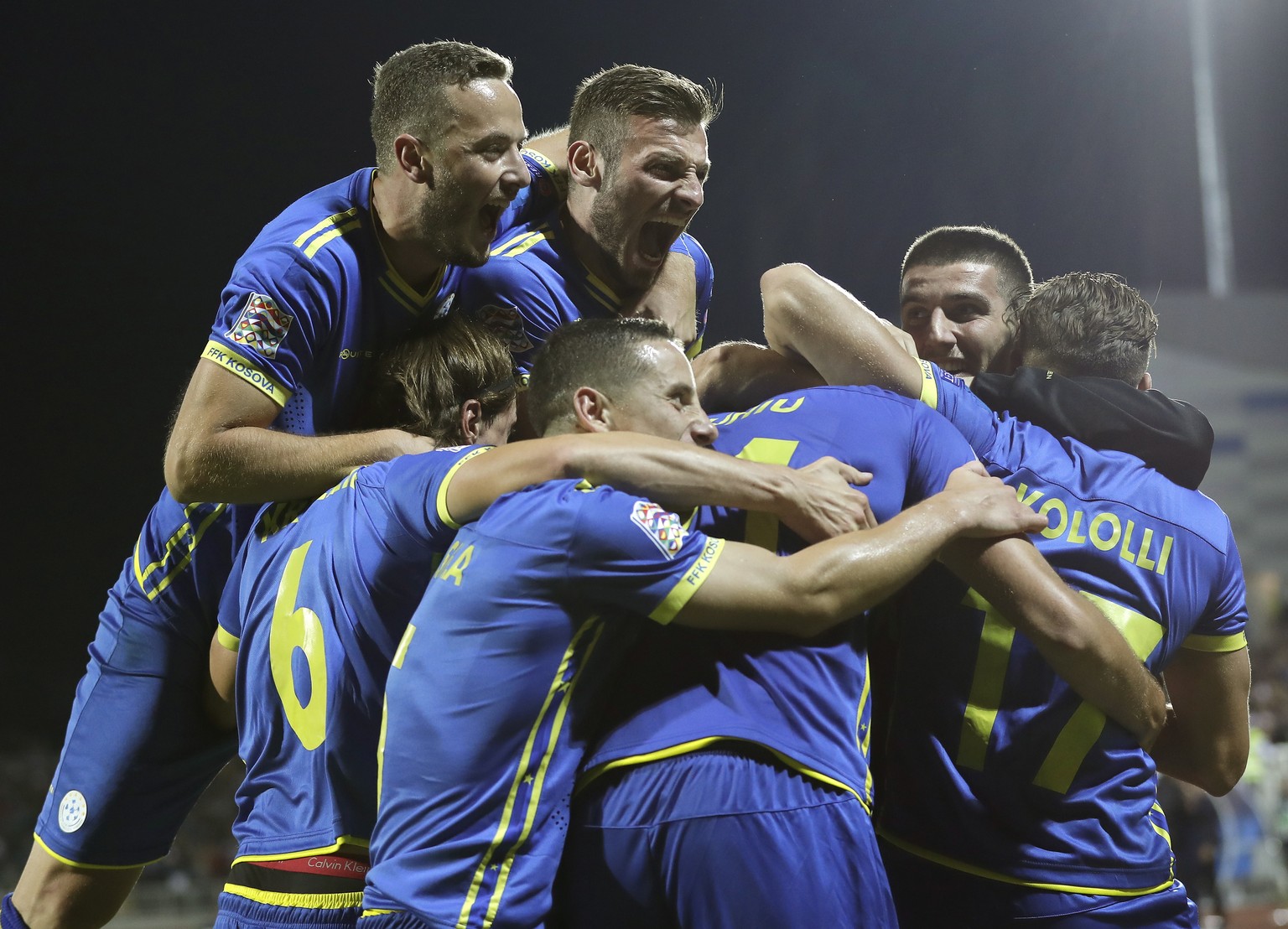 epa07011294 Kosovo&#039;s Atdhe Nuhiu (C) celebrates with teammates after scoring the 2-0 goal during the UEFA Nations League match between Kosovo and Faroe Island in Pristina, Kosovo, 10 September 20 ...