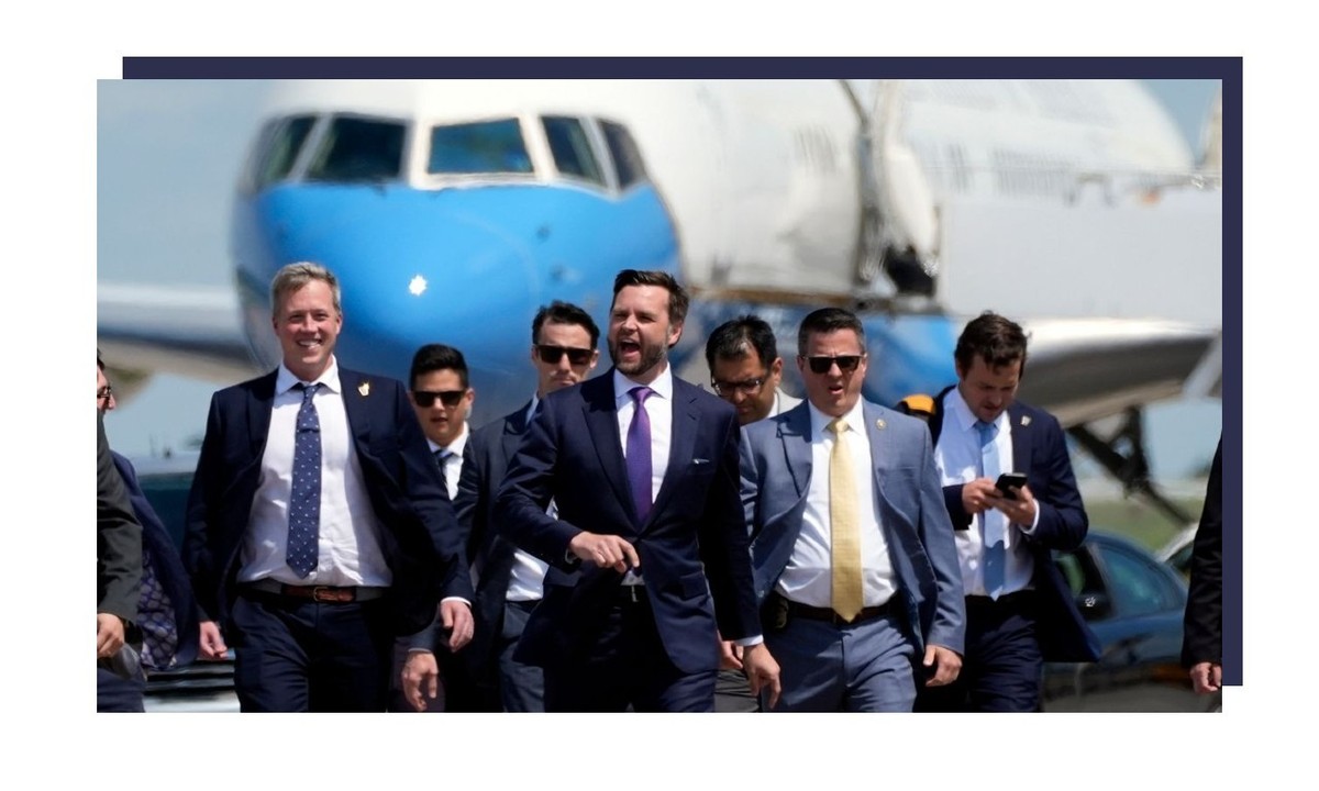 Le colistier de Donald Trump JD Vance a fait une tentative d'approche étrange d'Air Force II mercredi, dans le Wisconsin.