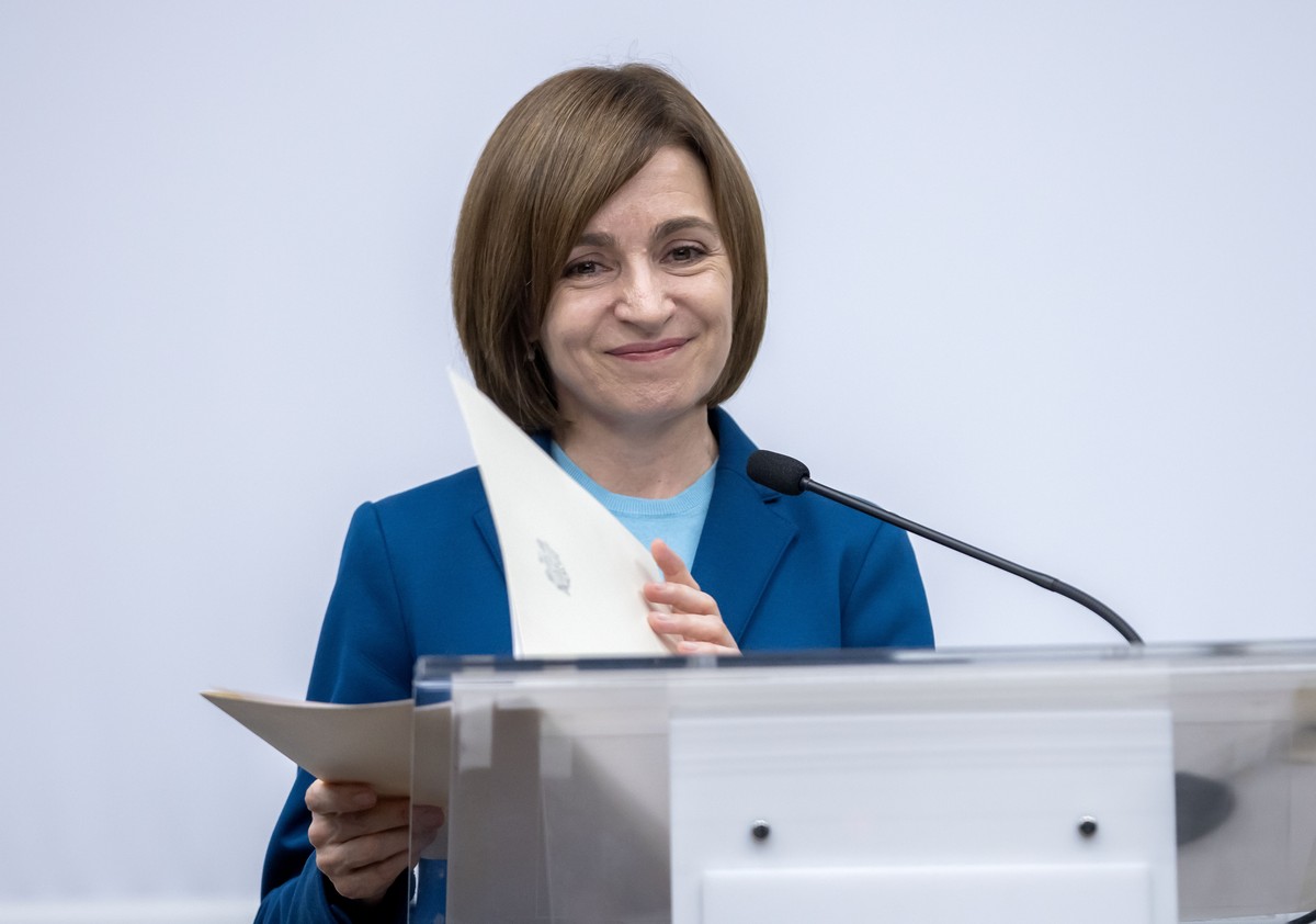 epa11700084 Incumbent President of Moldova Maia Sandu delivers a speech about the preliminary election results during a final press conference at her campaign headquarters in Chisinau, Moldova, 03 Nov ...