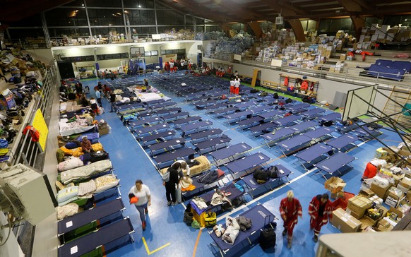 People is seen preparing to spend the night in a gym following an earthquake in Amatrice, central Italy, August 25, 2016. REUTERS/Ciro De Luca