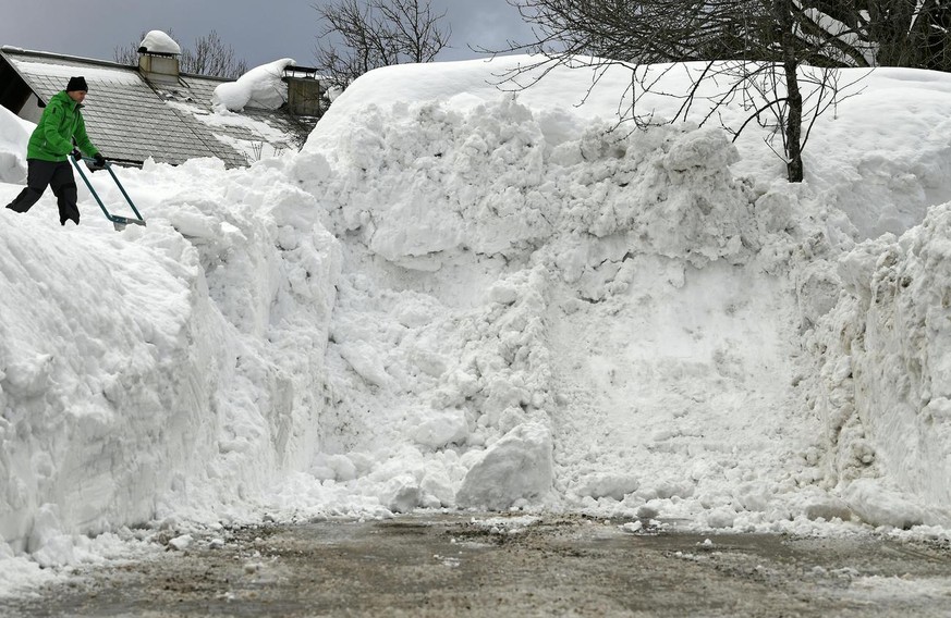 ABD0114_20190114 - LACKENHOF - ÖSTERREICH: ++ THEMENBILD ++ ZU APA0090 VOM 14.1.2019 - Aufgetürmter Schnee am Montag, 14. Jänner 2019, in Lackenhof am Ötscher in Niederösterreich. - FOTO: APA/HARALD S ...