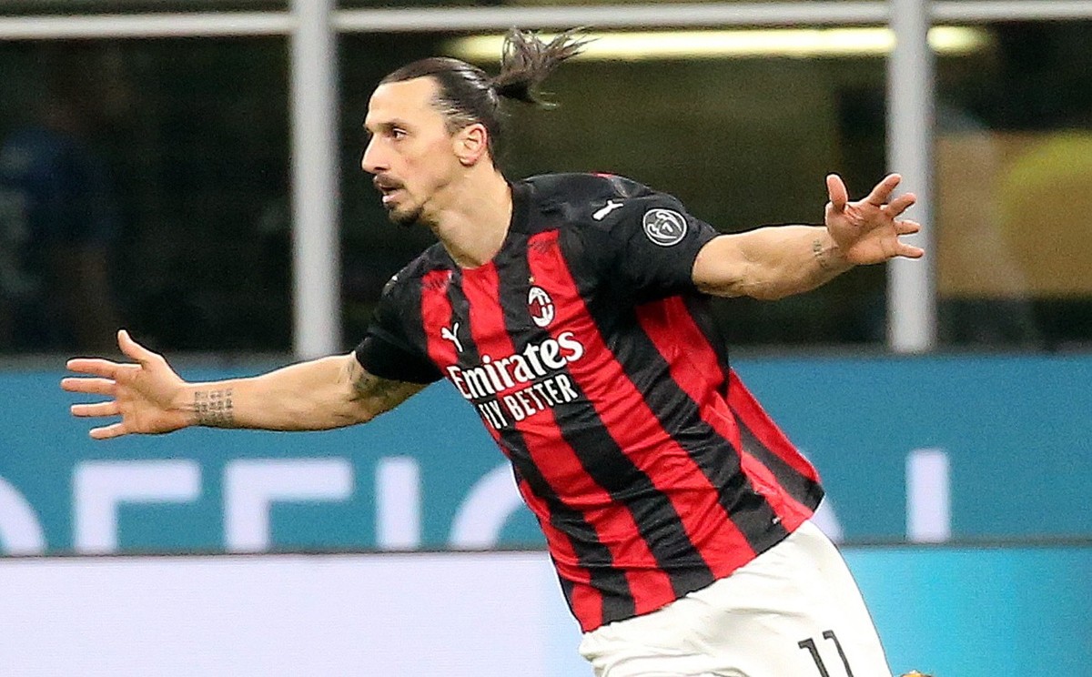 epa08967384 AC Milan's Zlatan Ibrahimovic jubilates after scoring the 0-1 during the Italian cup quarter-final soccer match between FC Inter and AC Milan at Giuseppe Meazza stadium in Milan, Ital ...