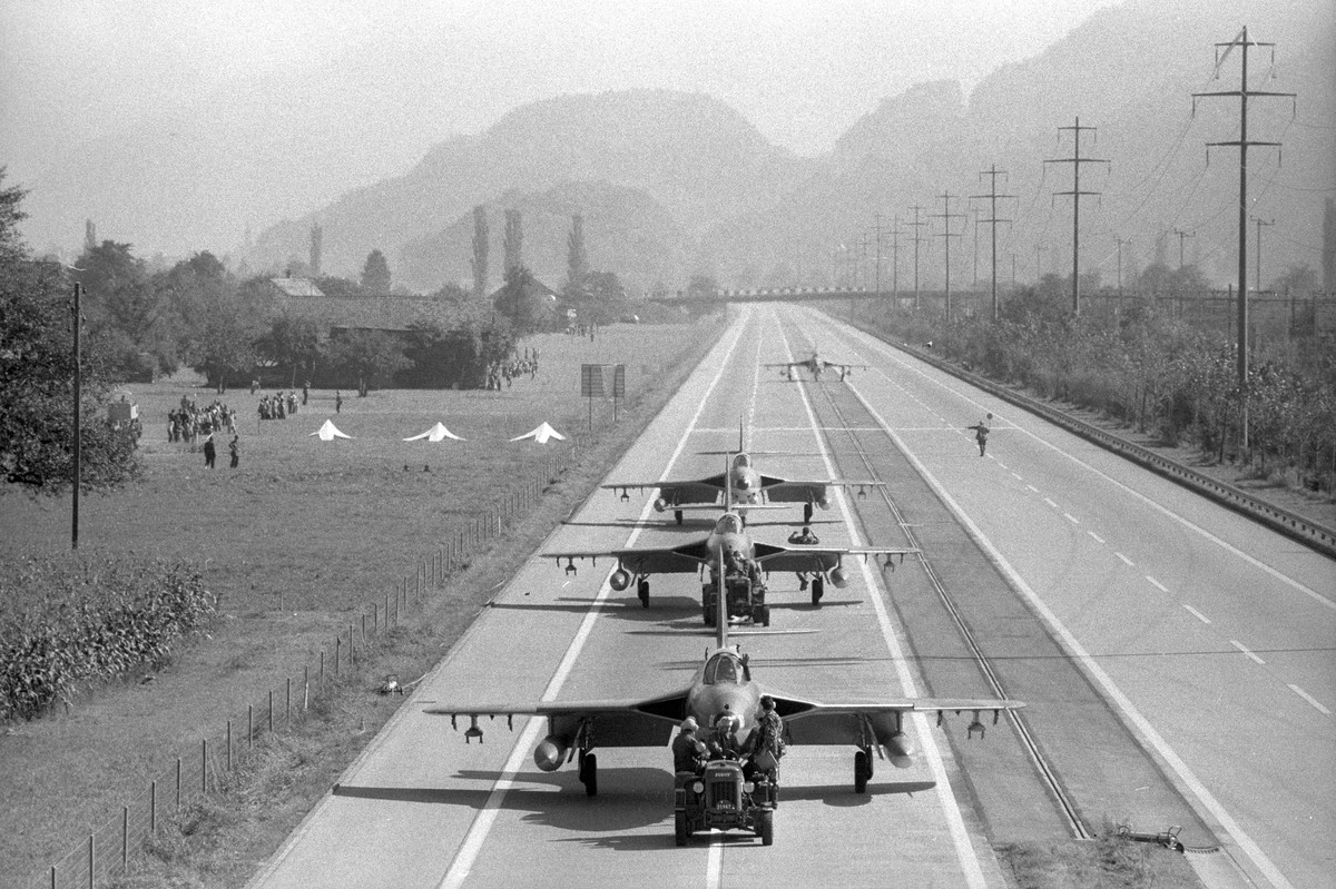 ARCHIV - Auf einem abgesperrten Teil der Autobahn A3 bei Walenstadt in der Ostschweiz fuehrt am 28. September 1977 die Luftwaffe der Schweizer Armee die Uebung NOLA mit Starts und Landungen von Hunter ...